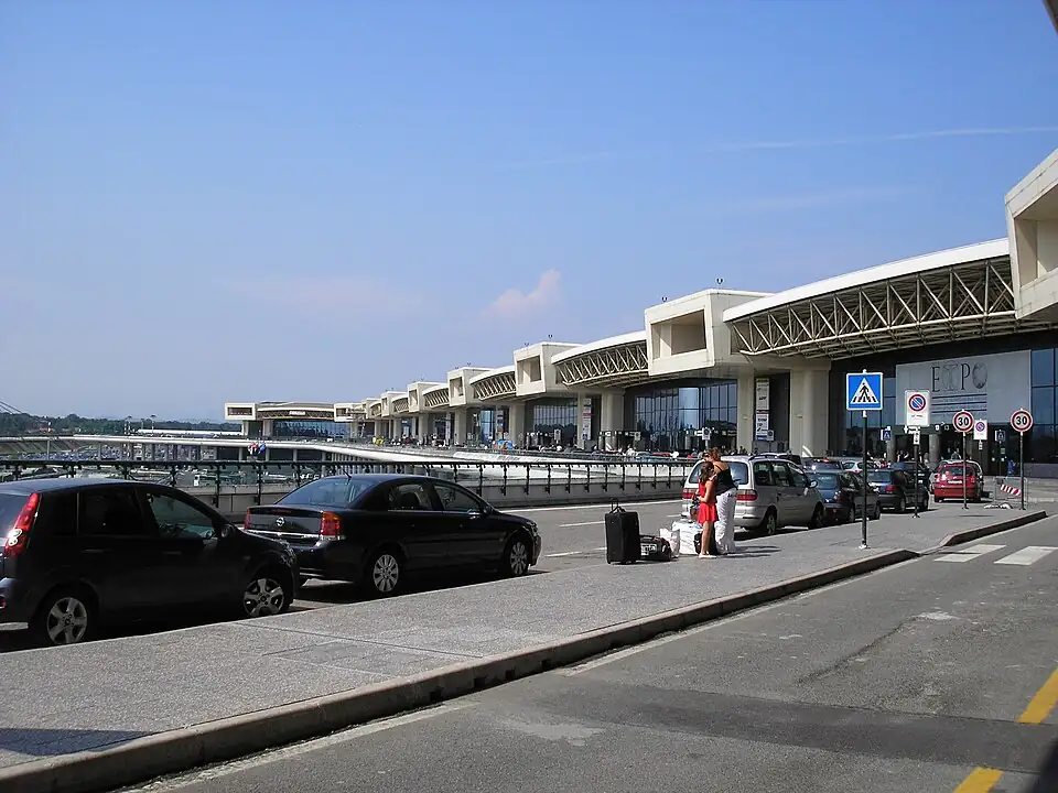 The long terminal front and drop-off road at Milan Malpensa Terminal 1